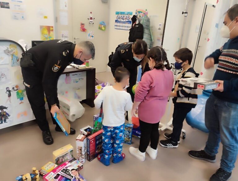 Policías entregaron xoguetes aos nenos con cancro do Álvaro Cunqueiro