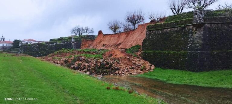 As murallas da fortaleza de Valença sucumben á forza da auga