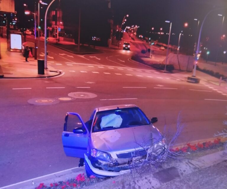 Ileso un condutor despois dun impacto contra a Praza América de Vigo, duplicaba a taxa de alcol legal