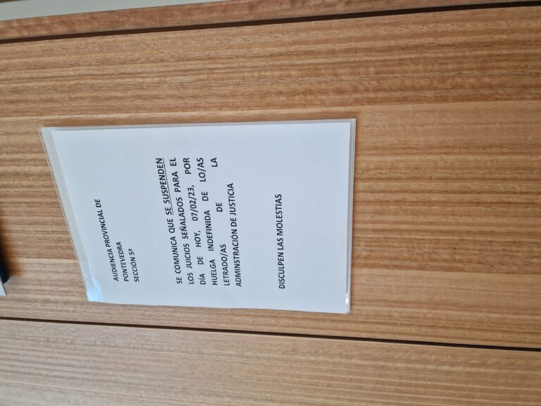 Suspenden o xuízo contra un acusado de imprimir billetes falsos pola folga de secretarios xudiciais