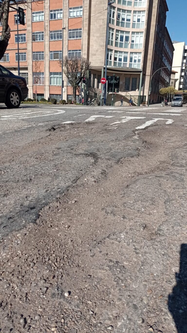 Denuncian fochancas, gretas no asfalto e ata afundimentos de terreo en Vigo