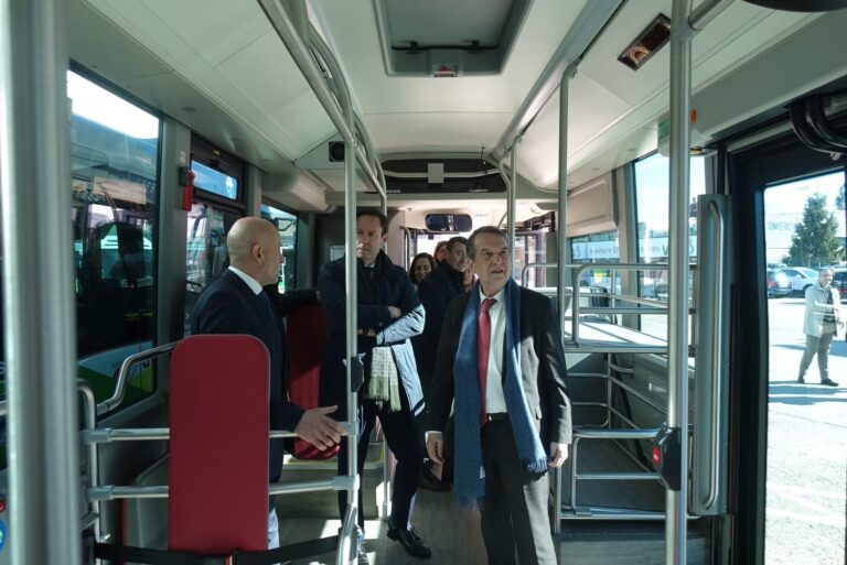 Vitrasa renova a súa frota con 29 novos autobuses, 22 deles híbridos eléctricos que reducen as súas emisións un 50%