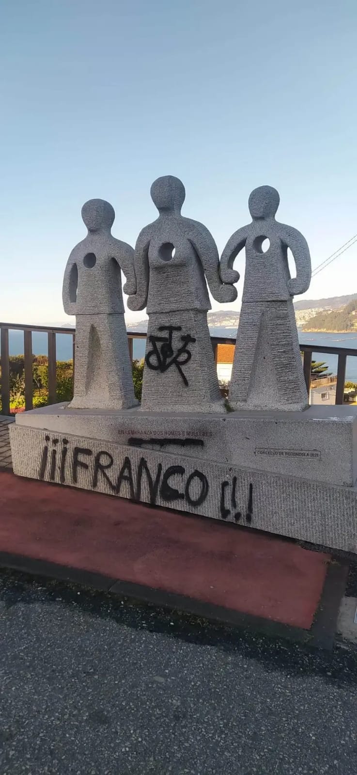 “Franco”… Atacan con pintadas o monumento aos asasinados republicanos de Redondela