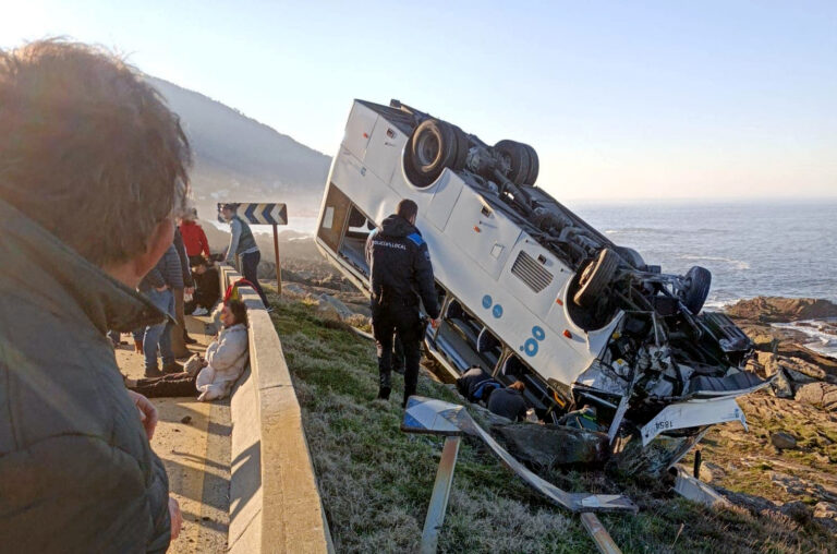 Catro feridos, algúns graves, nun accidente de autobús en Cabo Silleiro