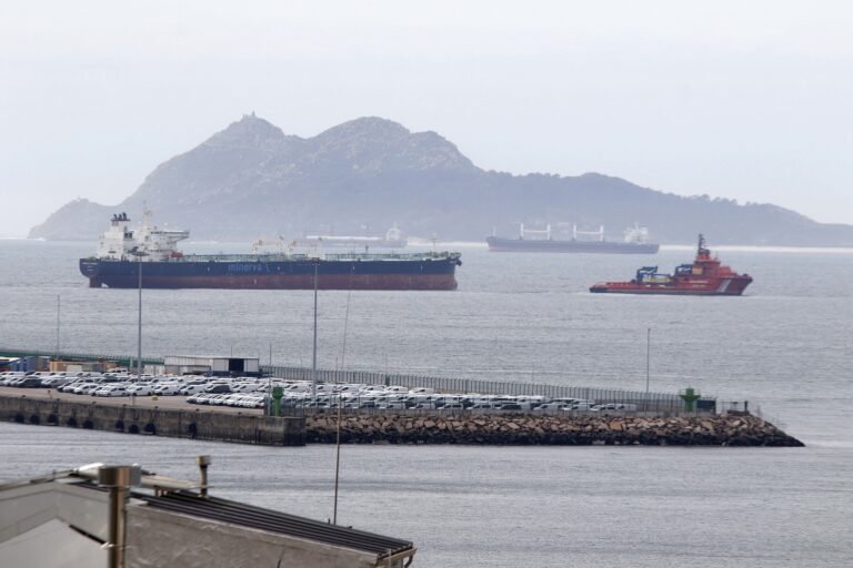 Chega ao porto de Vigo o petroleiro remolcado por unha avaría