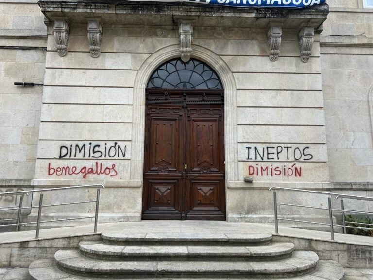 Identificadas dúas persoas por facer pintadas contra o goberno local en edificios municipais de Ponteareas