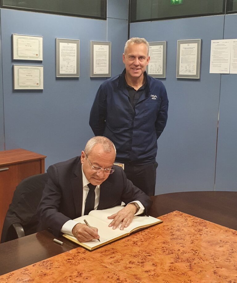 O embaixador de Francia en España visita a planta do grupo Stellantis en Vigo
