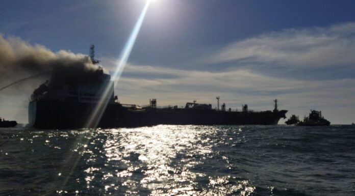 Incendio no Greta K - Foto Marinha de Portugal
