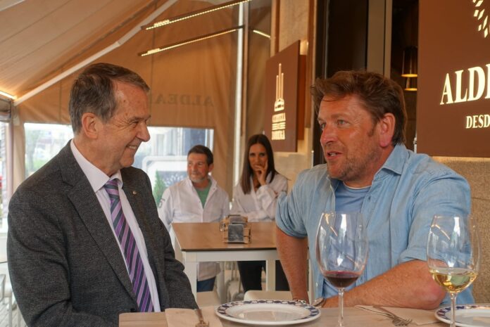 Abel Caballero e James Martin conversan en Vigo | Foto Gabinete Alcaldía en Facebook
