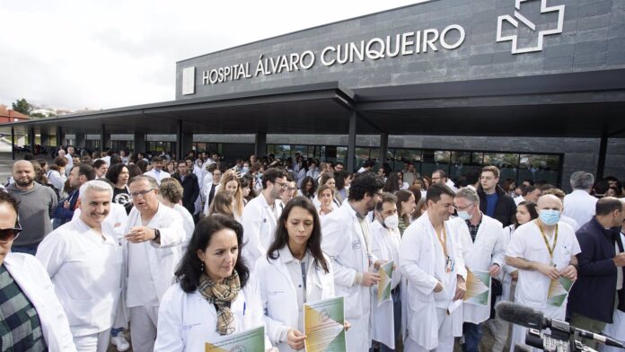Decenas de persoas protestan durante unha folga de médicos galegos, no Hospital Álvaro Cunqueiro | Fonte: Javier Vázquez - Europa Press