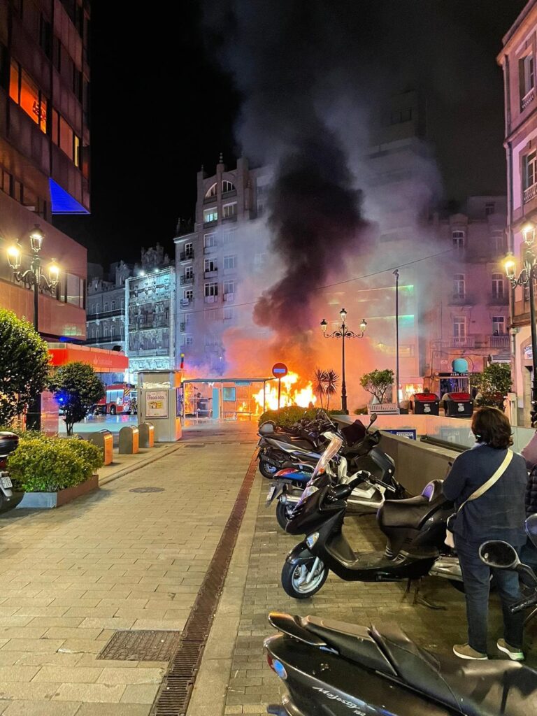 A Policía segue á procura de pistas sobre o incendio de dous buses urbanos en Vigo