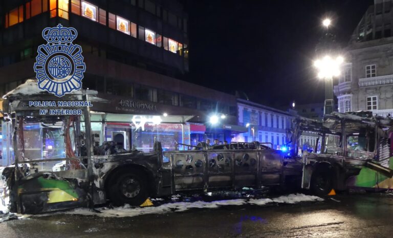 Detidas dúas persoas pola queima de autobuses urbanos en Vigo, unha delas empregada de Vitrasa