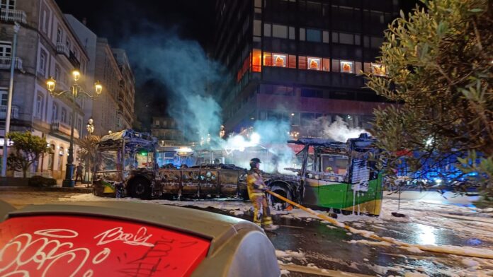 Un bus da liña 4A de o servizo de transporte urbano de Vigo arde tras un lume intencionado.. EUROPA PRESS CEDIDA