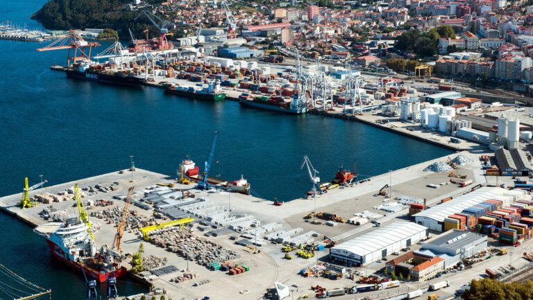 Remolcan ao porto de Vigo ao portacontedores ‘MSC Katyanyi’