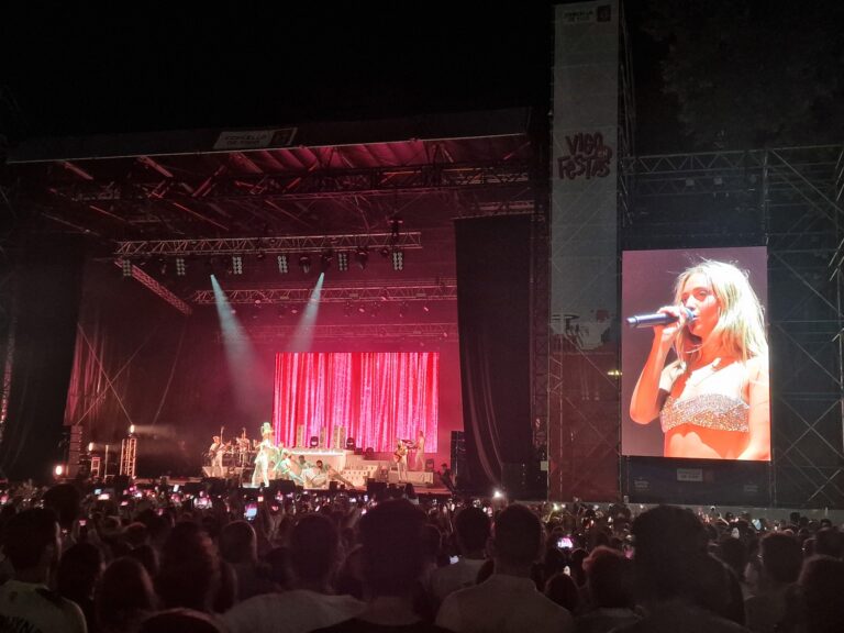 O concerto de Ana Mena en Castrelos reuniu miles de persoas que gozaron con todos os temas da artista