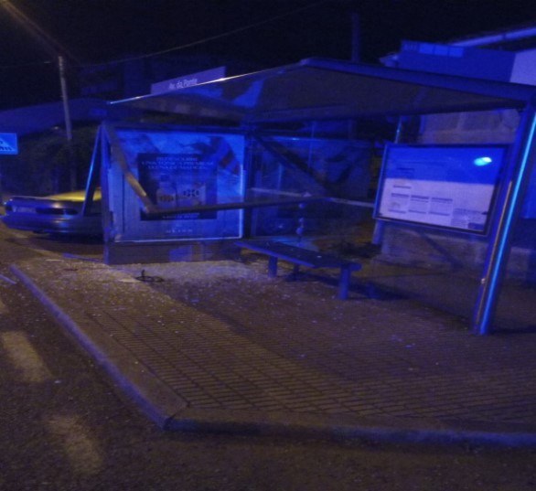 Tres mulleres resultan feridas tras saírse da vía o seu coche en Vigo e chocar contra unha marquesiña de bus