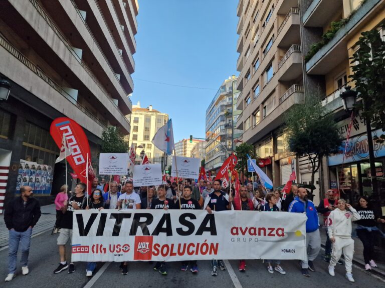 Decenas de traballadores de Vitrasa protestan por un convenio “digno” e piden a dimisión de Abel Caballero