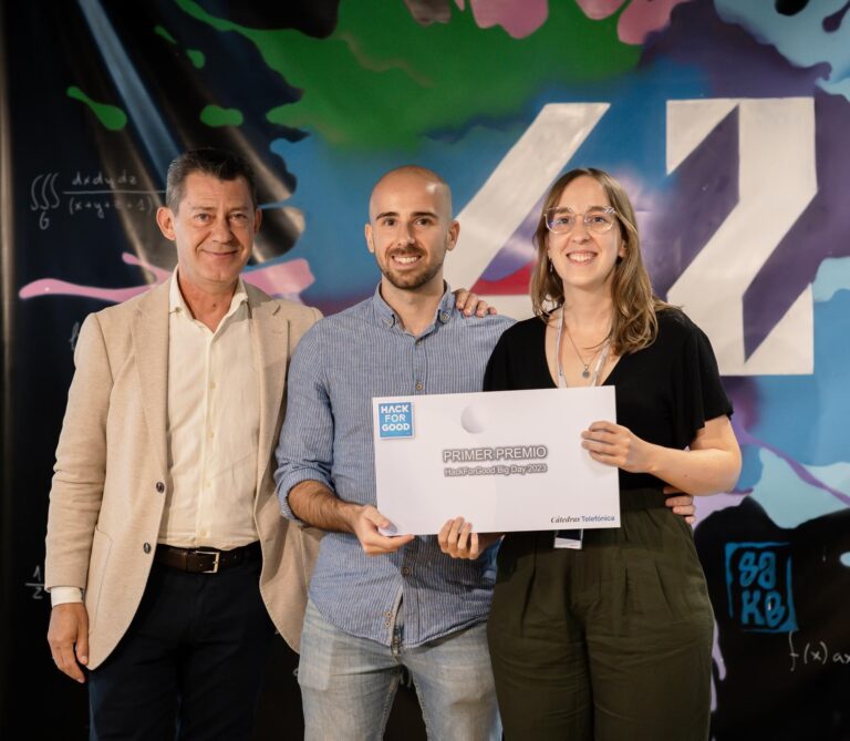 A Universidade de Vigo gaña os Premios HackForGood Big Day 2023 cun proxecto de invernadoiros intelixentes