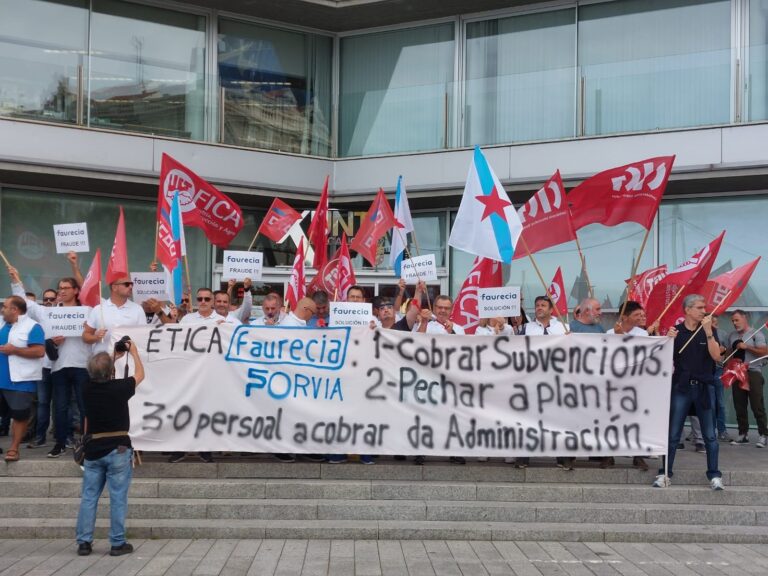 Traballadores da antiga filial de Faurecia no Porriño concéntranse ante a Xunta para pedir unha solución