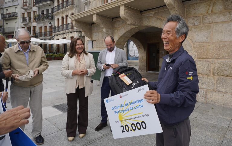 O albergue do Berbés recibe ao seu peregrino 20.000, un cidadán xaponés de 63 anos