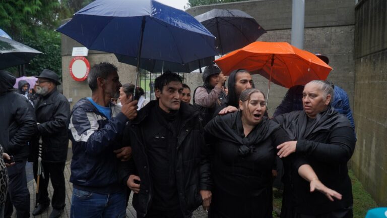 Centos de persoas dan o último adeus ao catro falecidos no incendio de Vigo pedindo “xustiza”