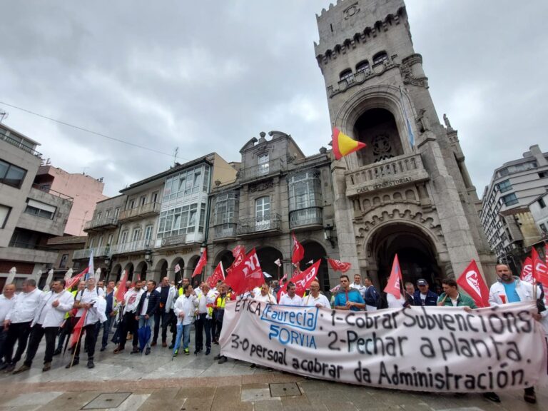 Manifestación de empregados da antiga filial de Faurecia no Porriño para pedir unha solución á súa situación