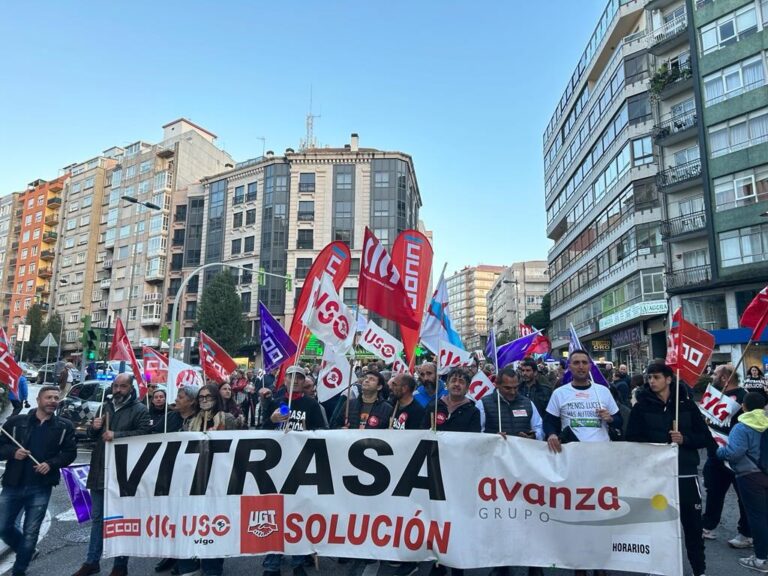 Decenas de traballadores de Vitrasa volven manifestarse en Vigo por un convenio “digno” en plena xornada de folga