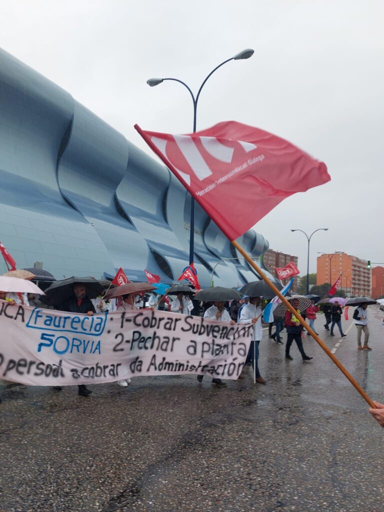 Protesta de decenas de empregados da antiga filial de Faurecia en Vigo para pedir unha solución