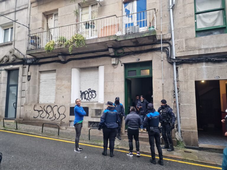 Atopan un home morto antes do desaloxo forzoso dun edificio da rúa Fisterra de Vigo