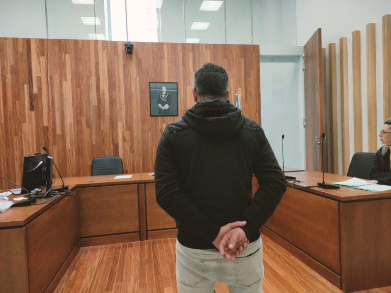 O acusado da agresión sexual a unha traballadora dun bar da cidade acepta 9 meses de prisión