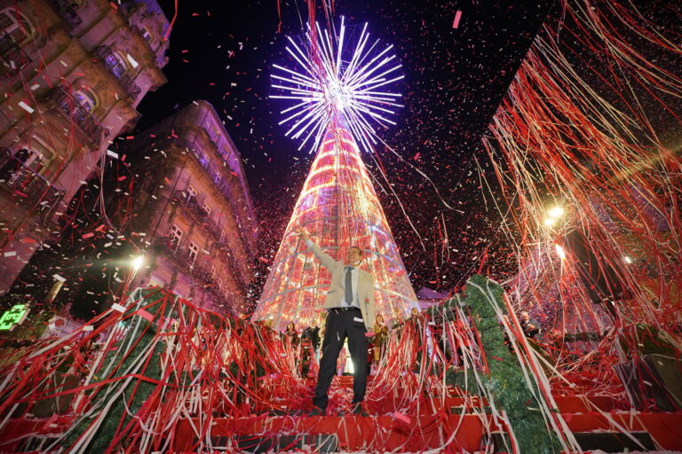 Abel Caballero cifra en case 400.000 as visitas no primeiro fin de semana de iluminación do Nadal