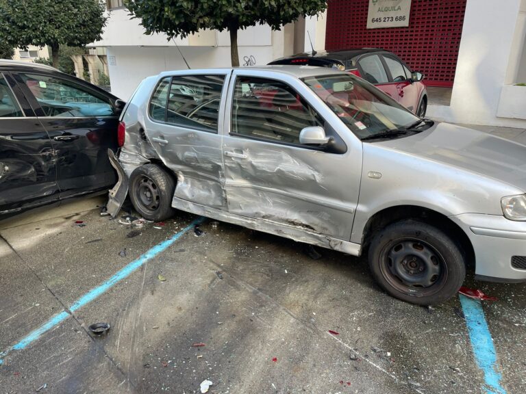 Un vehículo causa danos en cinco turismos estacionados en Vigo