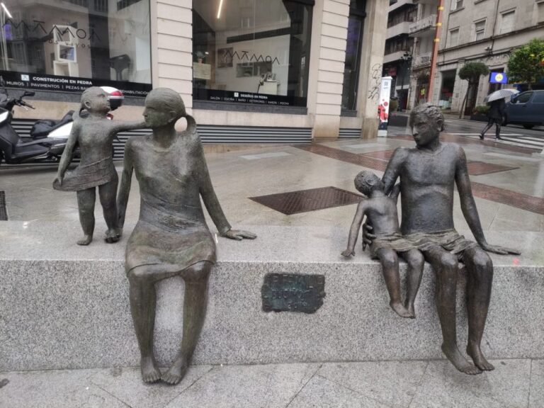 Retiran unha das figuras do conxunto escultórico de Buciños na Vía Norte de Vigo, tras un novo acto vandálico