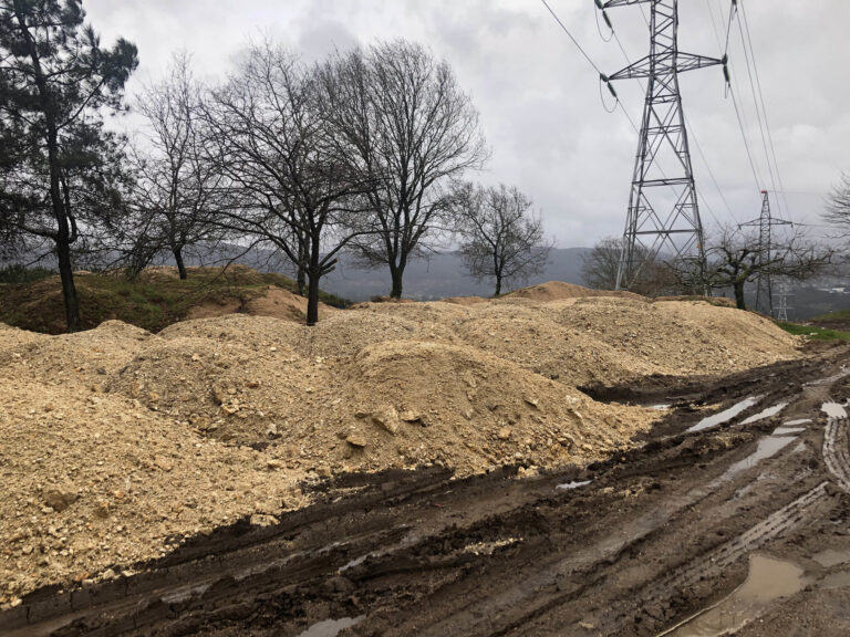 Apuntan aos comuneiros de Cabral de botar entullos no monte sen constancia de licenza