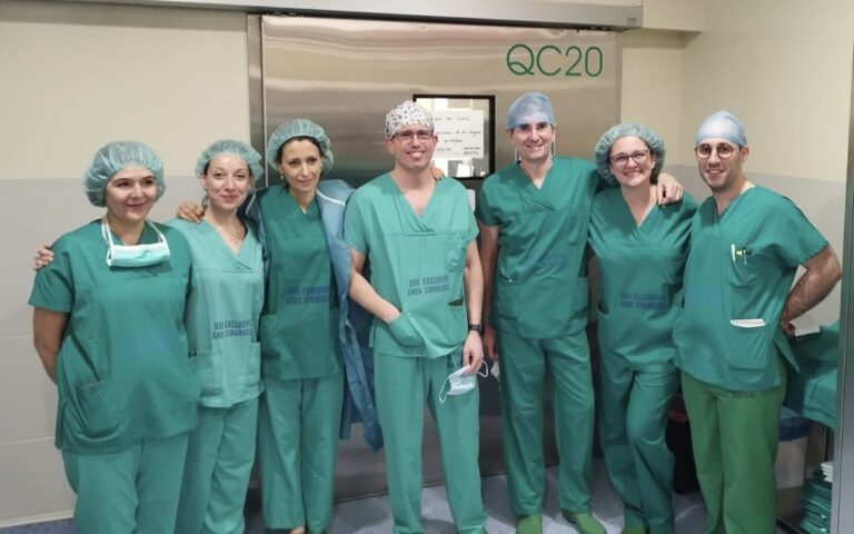 O hospital Álvaro Cunqueiro de Vigo realiza a primeira intervención cirúrxica dun paciente con TOC