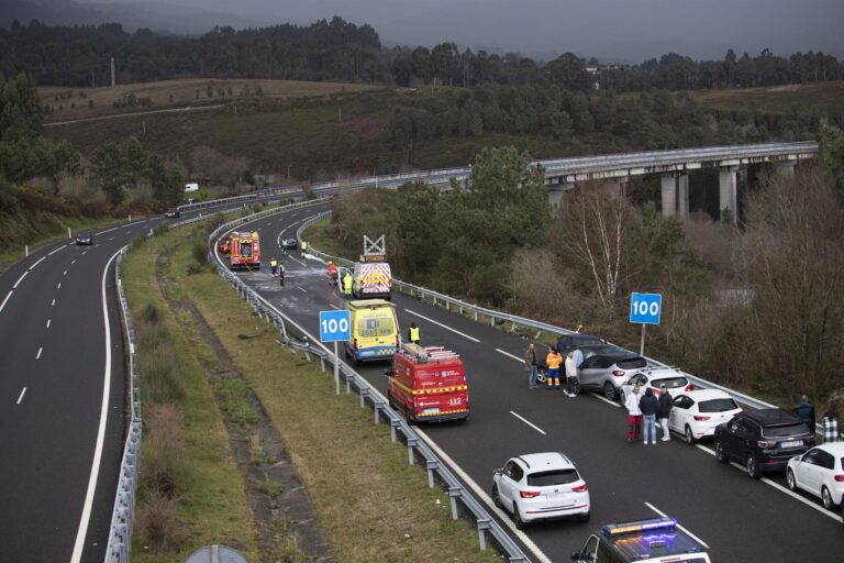 Un accidente con 14 vehiculos implicados, corta temporalmente a A52 na Cañiza