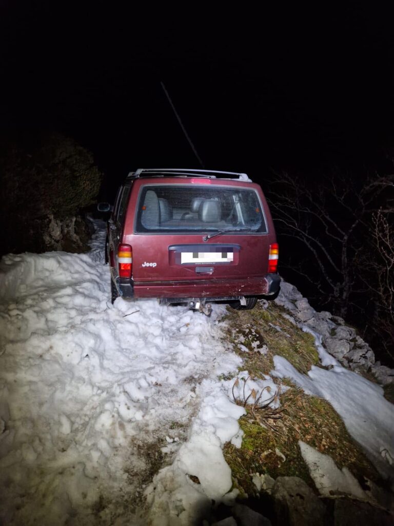 Rescatan a un matrimonio de Vigo atrapado pola neve nunha pista forestal de Cantabria