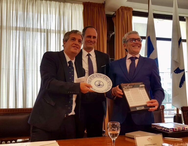A ARVI asina un Memorando de Entendemento con portos de Uruguai para fomentar as súas relacións