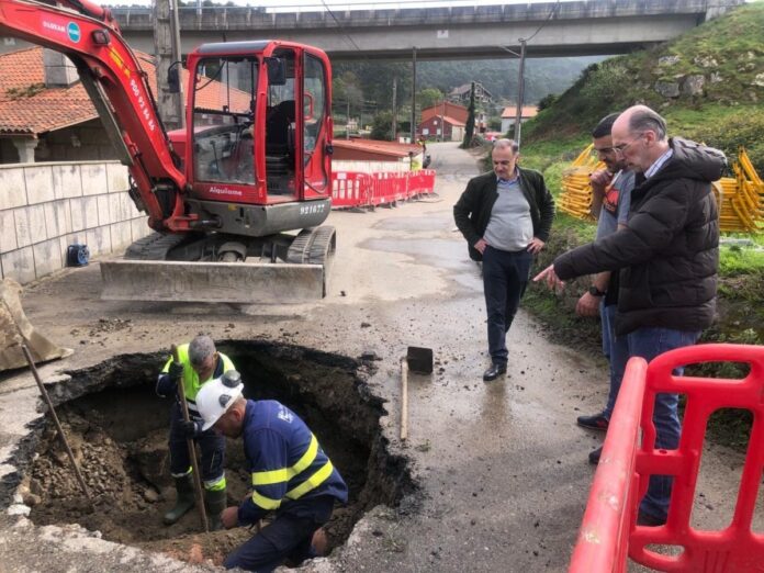 O alcalde de Baiona revisando o lugar onde se produzo a rotura por unhas obras de suministro electrico | Cedida Concello Baiona