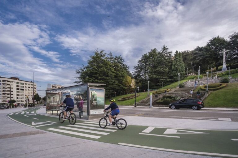 Poñen marcha un servizo de aluguer de bicis eléctricas en Vigo, dispoñibles en sete aparcadoiros da cidade