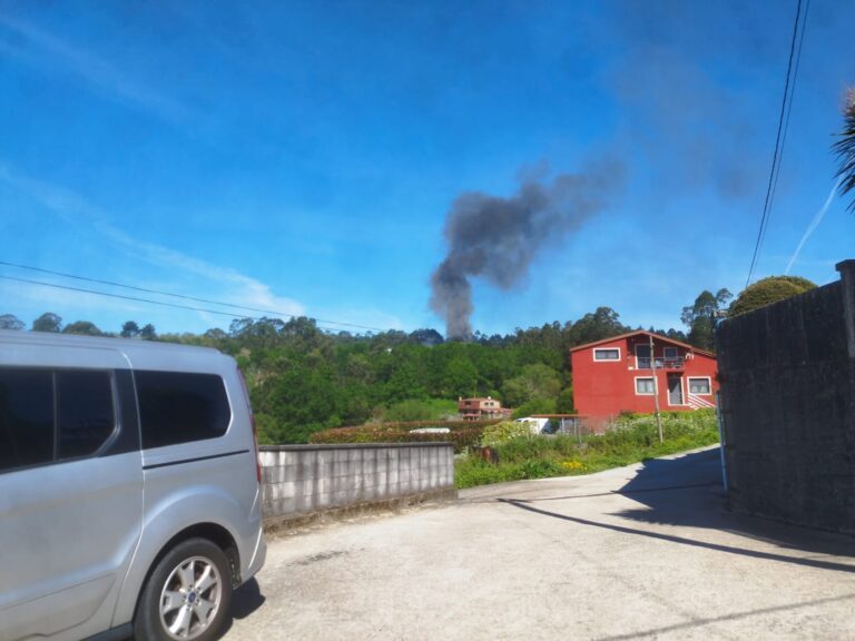 Declarado incendio na fábrica de casas de madeira 5Jotas en Candeán