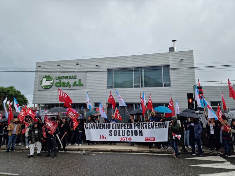 Traballadores de limpeza de Pontevedra protestan ante Limpezas Cíes por un convenio “xusto” que inclúa revisión salarial e redución de xornada