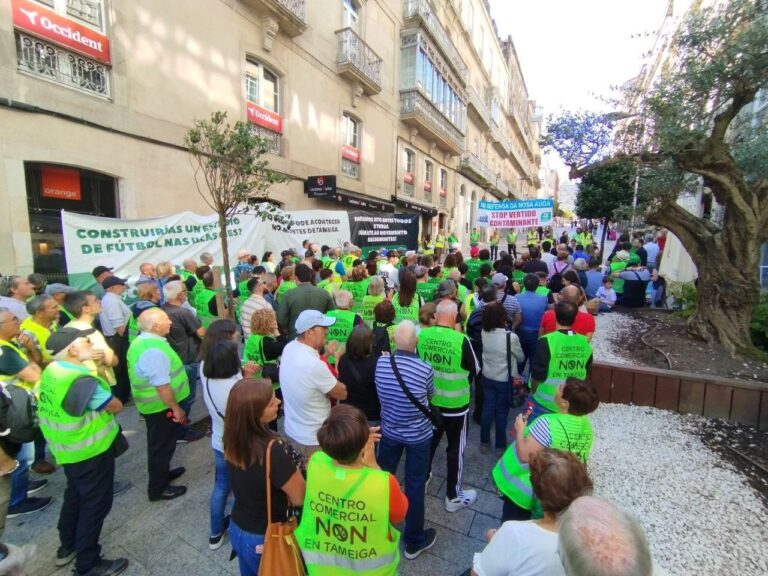 Veciños de Mos protestan ante a sede do Celta contra a “vertedura contaminante” da cidade deportiva do clube