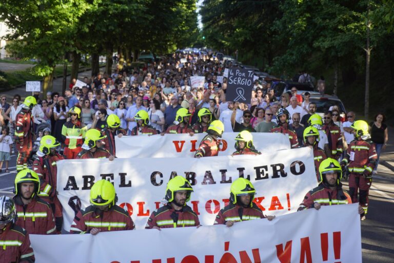 Vigo sen Bombeiros sae á rúa con pancartas e bengalas para reclamar máis efectivos tras a morte do seu compañeiro Sergio S.D.