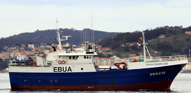 Rescatada toda a tripulación do barco vigués ‘Playa Zahara Dos’ tras encallar nas Fiyi e semiafundirse