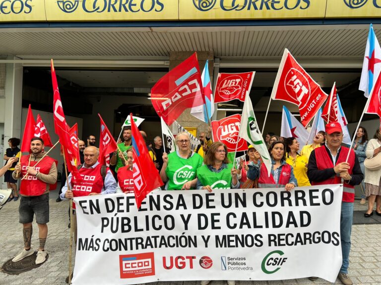 Concentración de traballadores de Correos en Vigo para denunciar o déficit de persoal