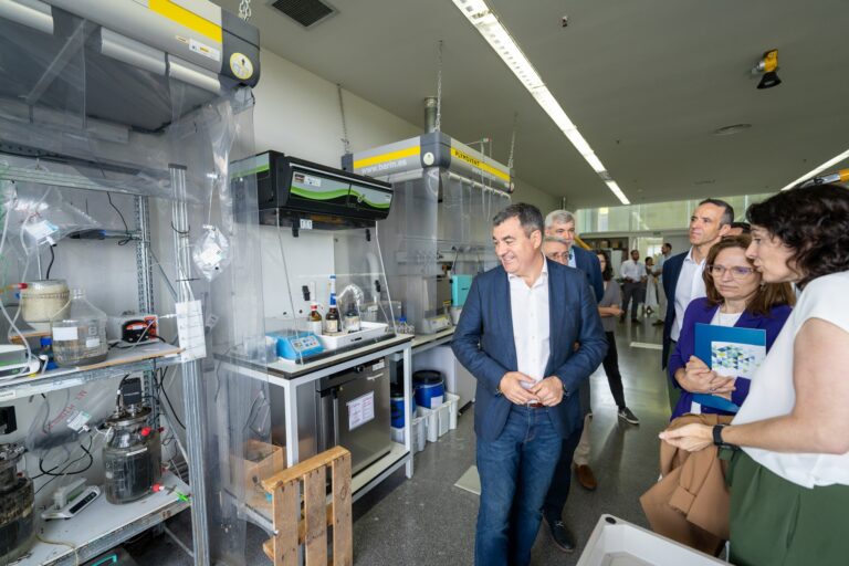 Román Rodríguez destaca a innovación enerxética de EnergyLab na súa visita a Vigo