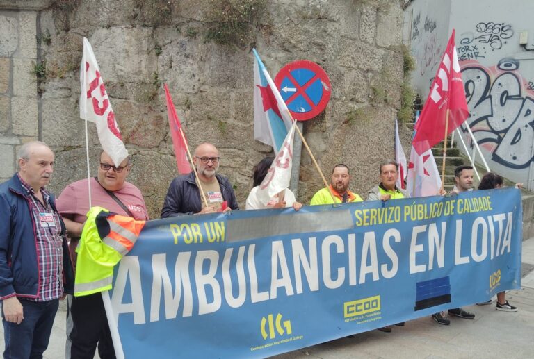 Persoal de ambulancias concéntrase ante o Hospital Nicolás Peña para volver denunciar a precariedade de medios e falta de subministracións