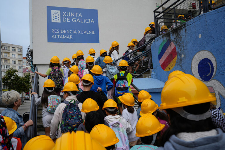 Alumnos do CEIP Altamar acoden con casco á clase pola “insalubridade” do colexio e piden solucións ás administracións