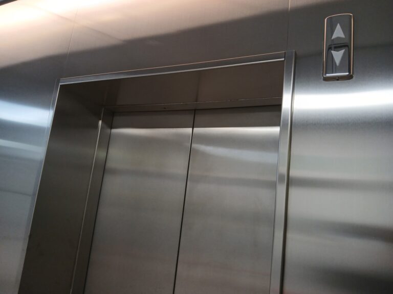 Rescatada unha persoa que se caeu polo oco do ascensor nun edificio de Vigo